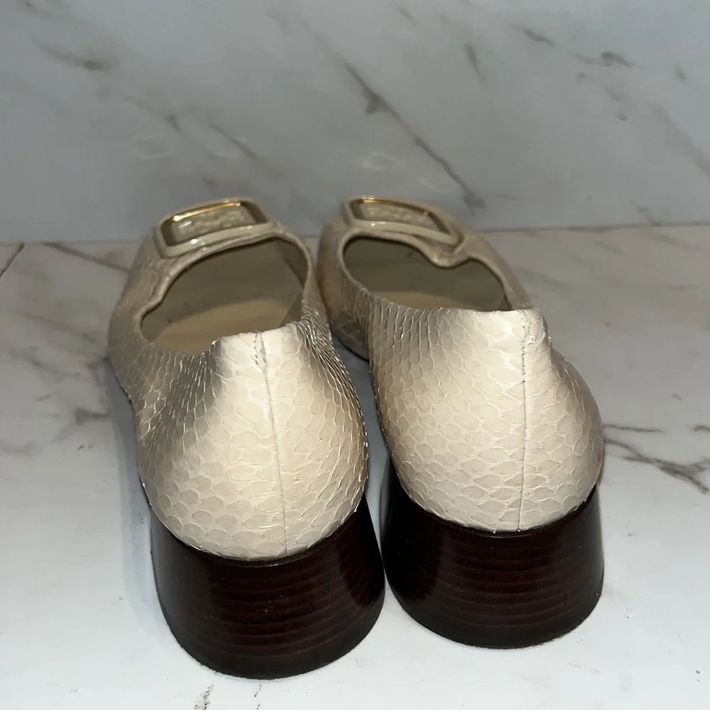 Tory Burch Georgia logo plaque pumps sz 6.  (L15)